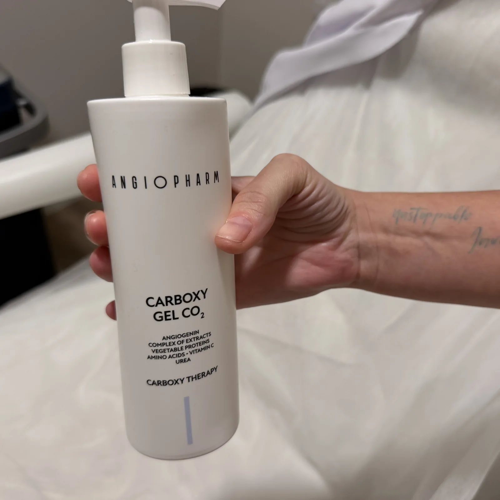 Gel tópico ANGIOPHARM CARBOXY GEL CO2 en Nova Center, para carboxiterapia sin agujas