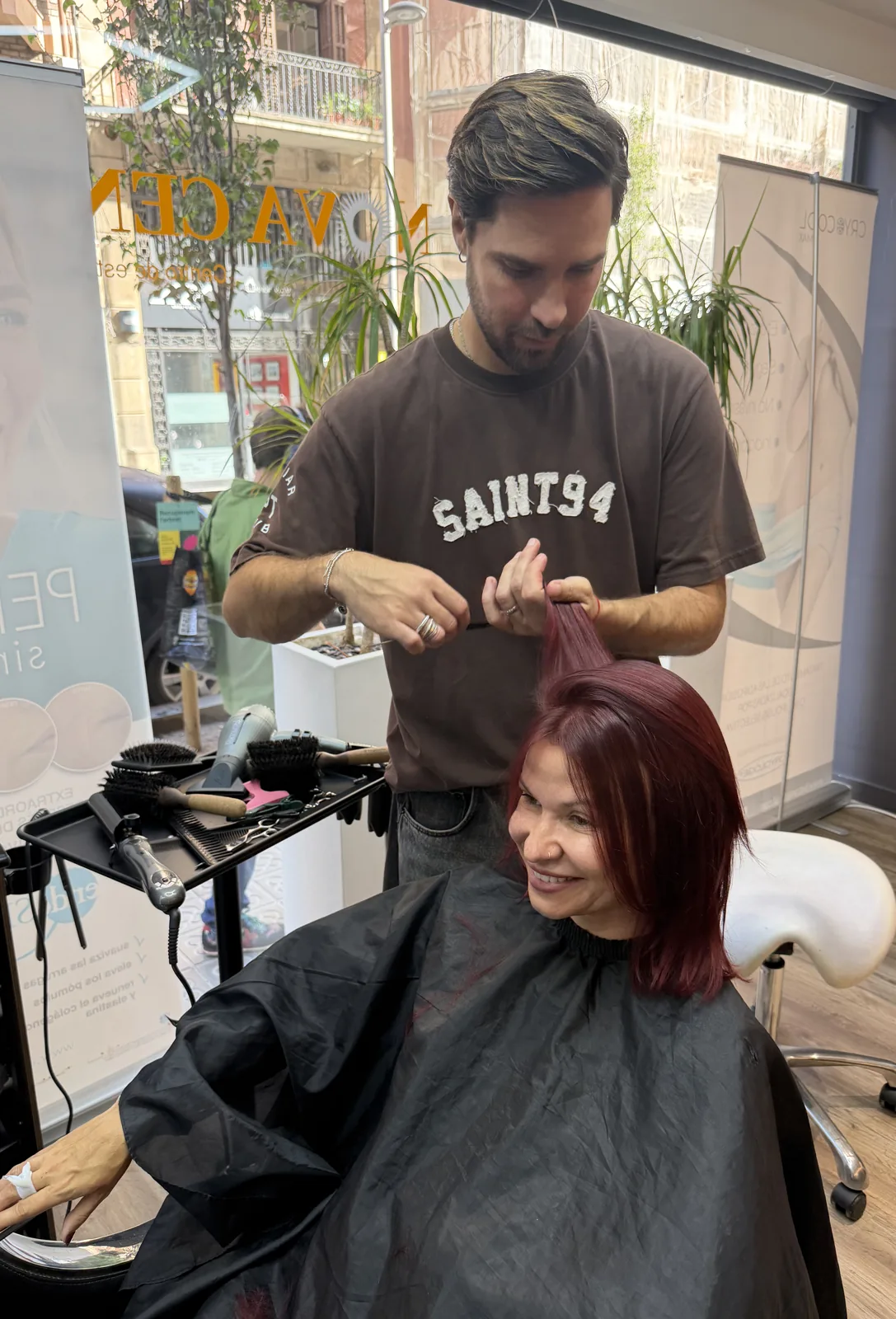 Artem trabajando el cabello de una clienta en Nova Center