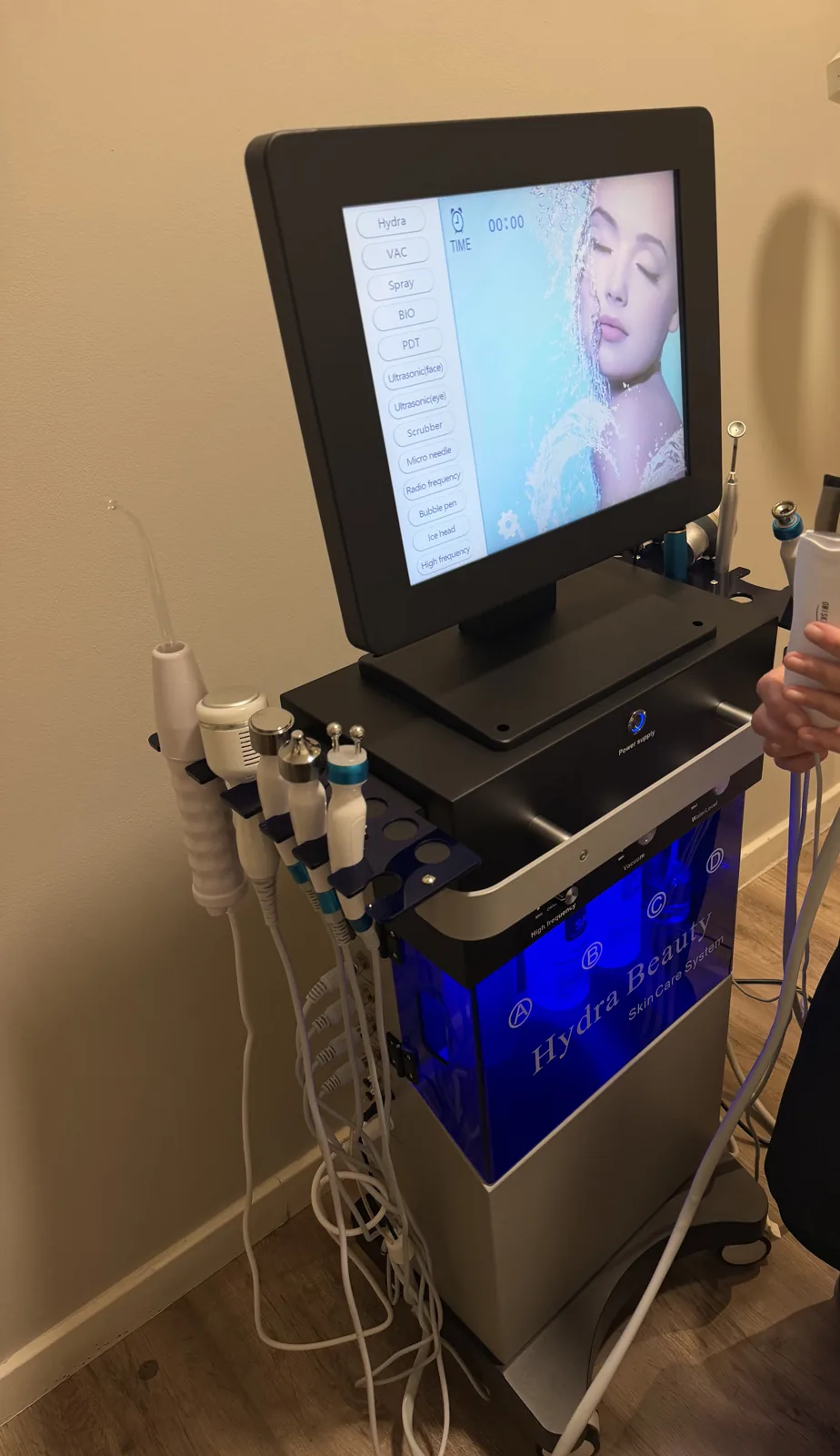 Plataforma de cuidado facial Hydra Beauty con sus aplicadores